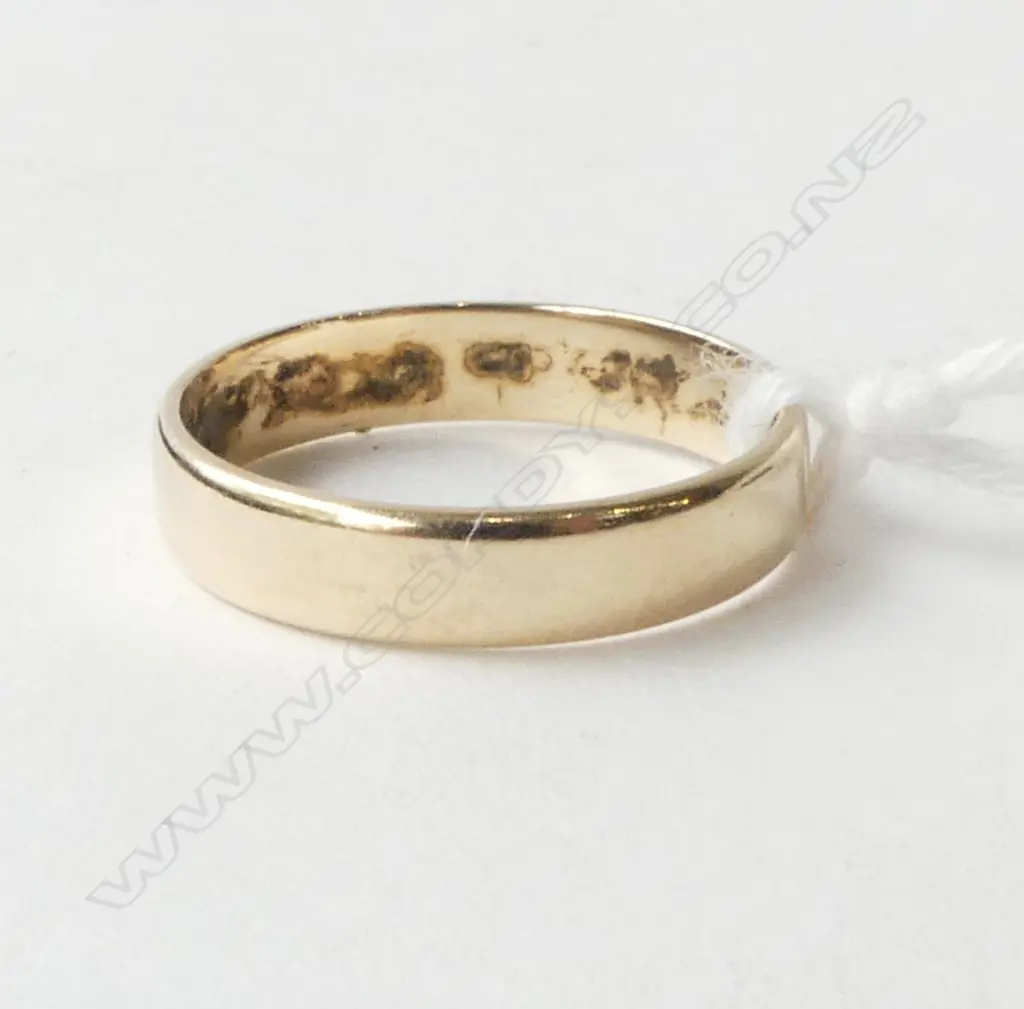 9ct GOLD BAND RING 2.16gms Image 1++