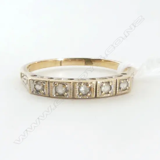 9ct 5  WHITE STONE RING  2gms SIZE P