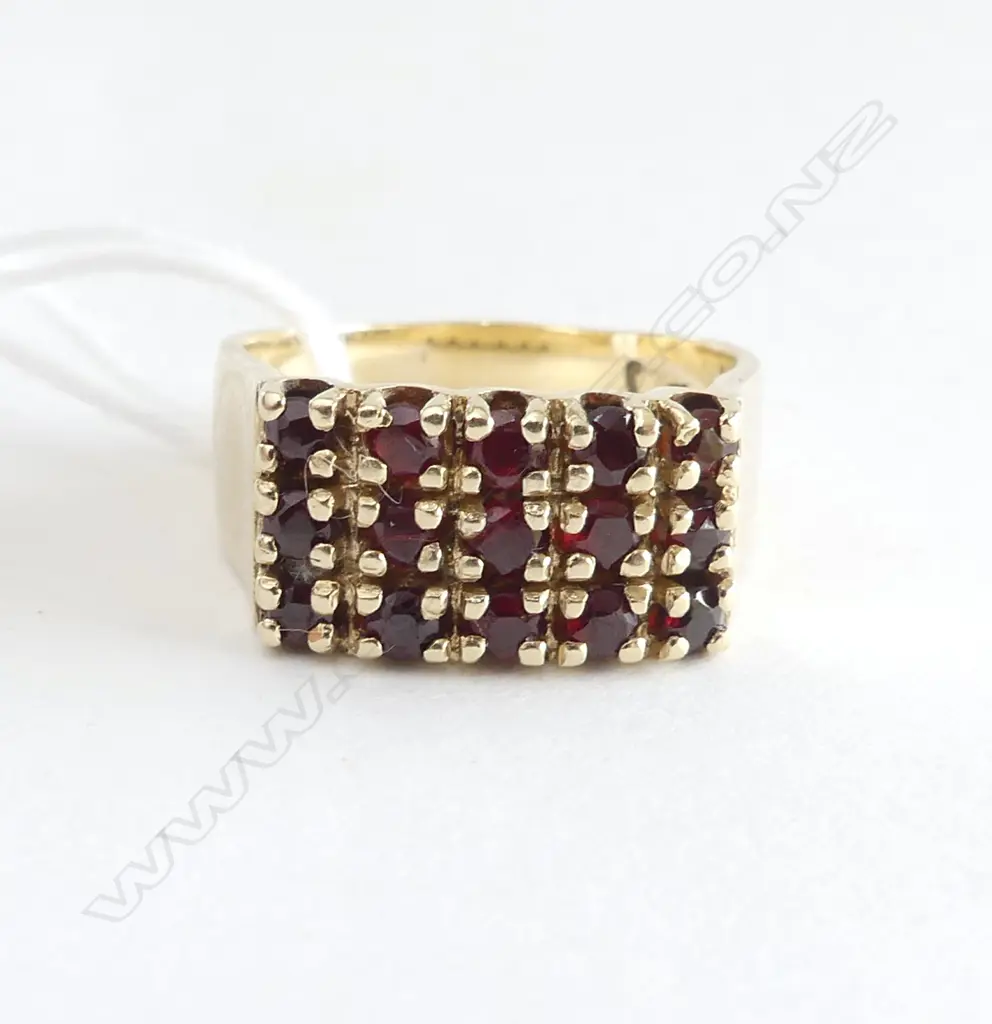 9CT GARNET RING 6.1gms SIZE M Image 1++