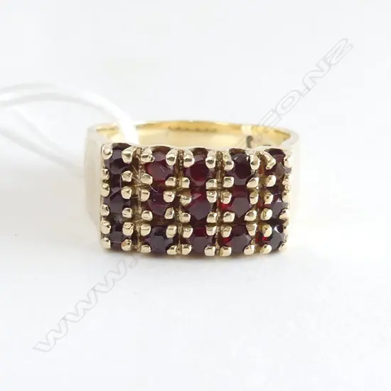 9CT GARNET RING 6.1gms SIZE M