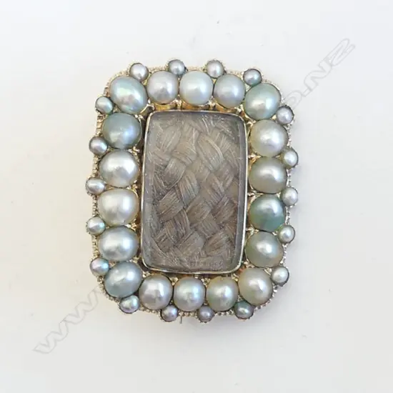 9CT GOLD AND PEARL MOURNING BROOCH