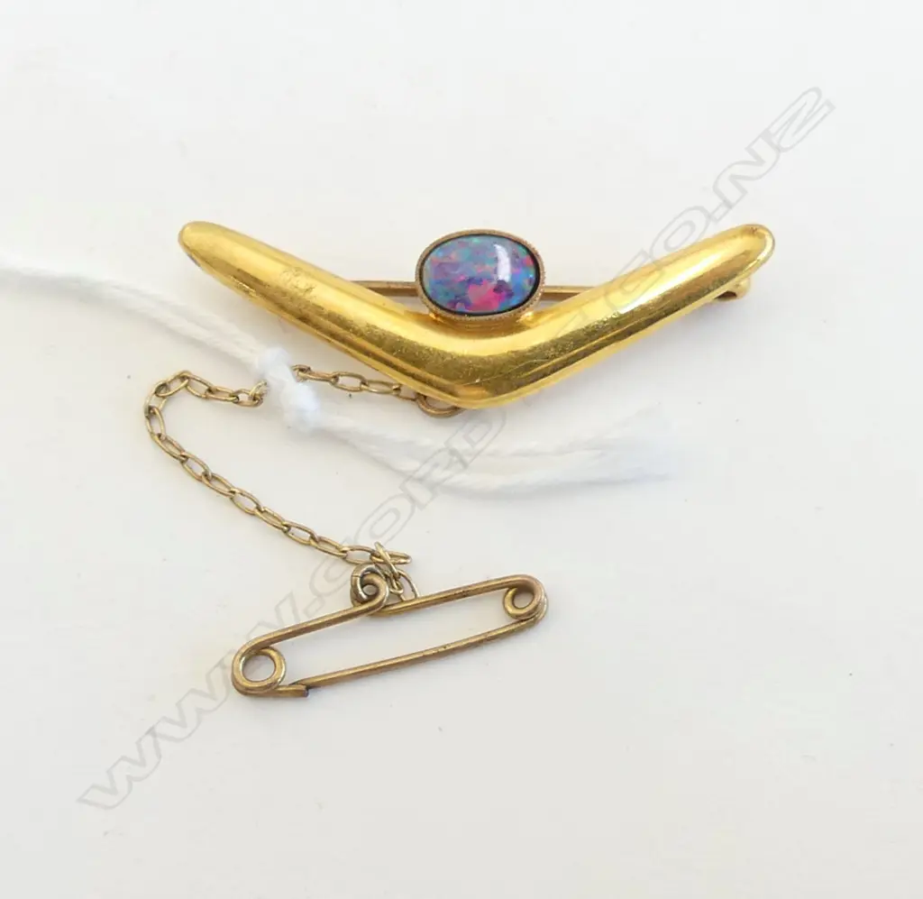 9ct GOLD & OPAL DUBLET BOOMERANG BROOCH 2.5gms Image 1++