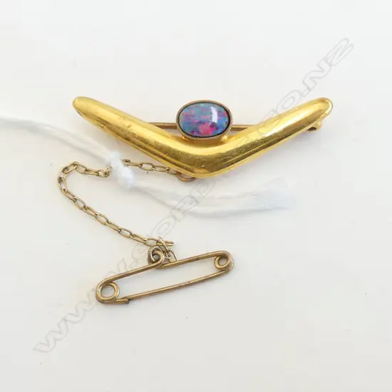 9ct GOLD & OPAL DUBLET BOOMERANG BROOCH 2.5gms
