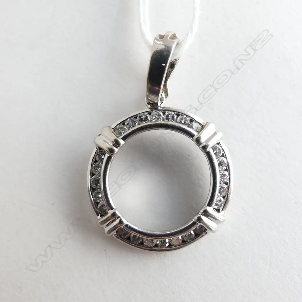 14CT DIAMOND CLUSTER PENDANT, 5.2gms w. VALUATION Image 1++