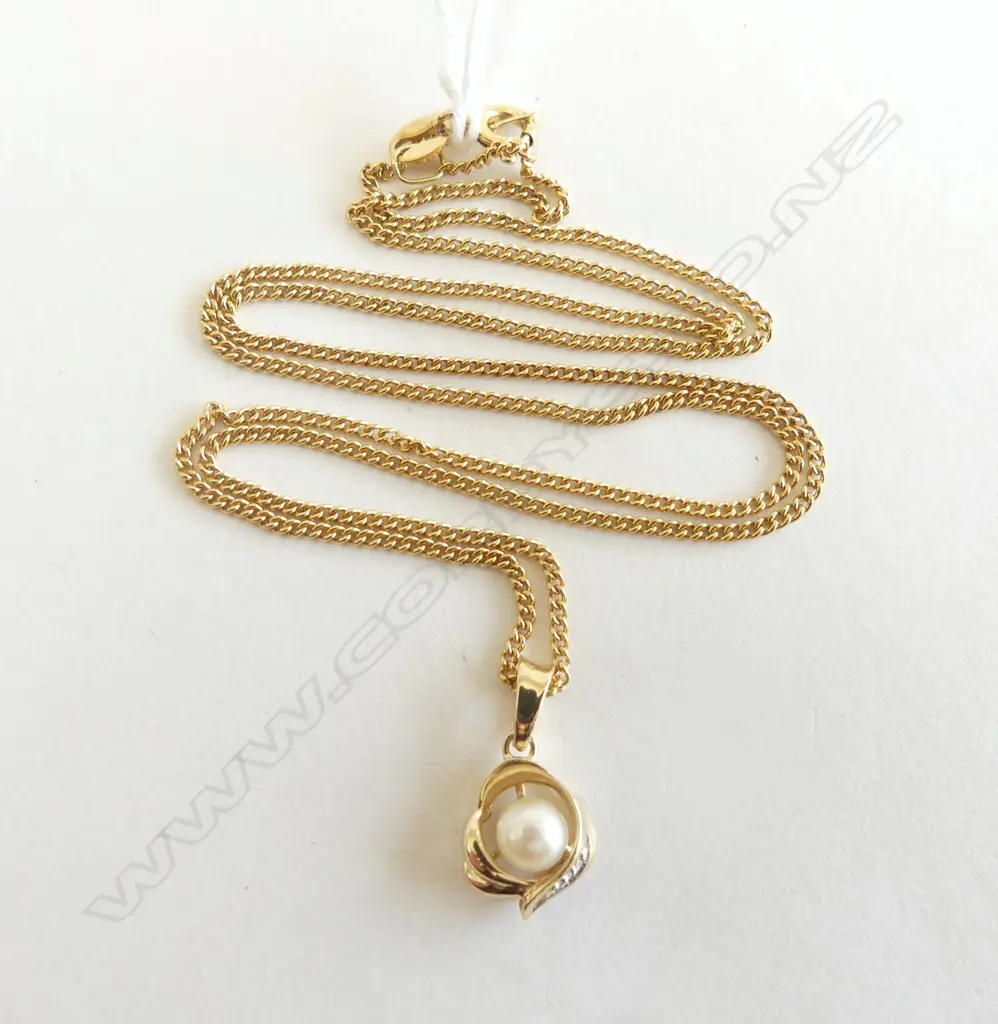 9ct PEARL & DIAMOND PENDANT on 9ct GOLD CHAIN  50CM 3.83gms Image 1++