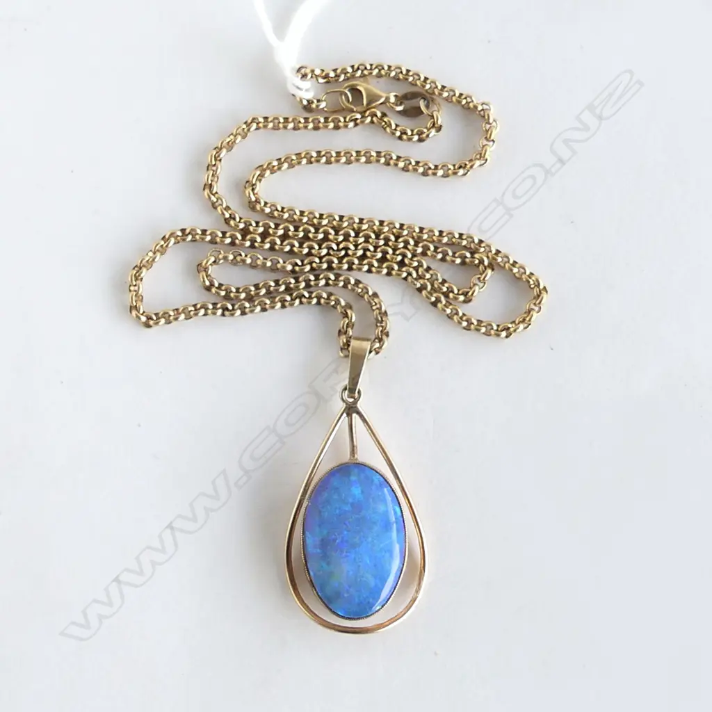 9ct GOLD SET OPAL PENDANT ON 9ct CHAIN (46cm long) 16 grams total Image 1++