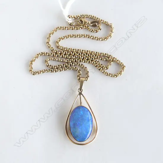 9ct GOLD SET OPAL PENDANT ON 9ct CHAIN (46cm long) 16 grams total