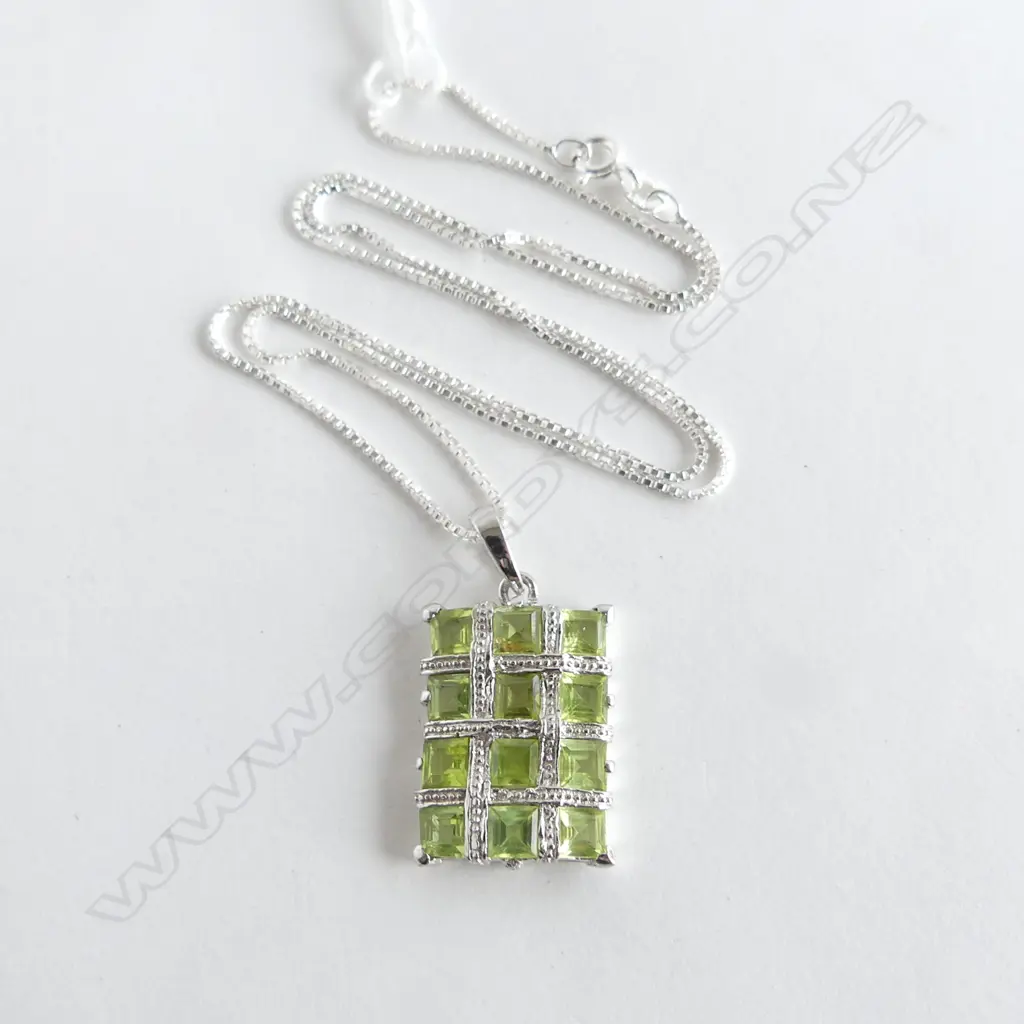 **RTV** SILVER & PERIDOT PENDANT ON SILVER CHAIN (NEW) Image 1++