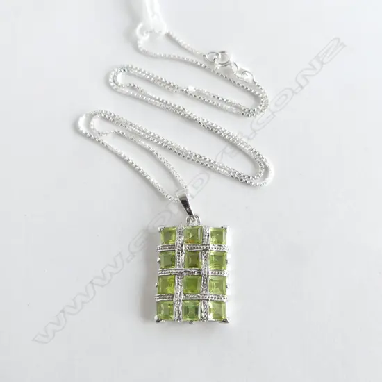 **RTV** SILVER & PERIDOT PENDANT ON SILVER CHAIN (NEW)