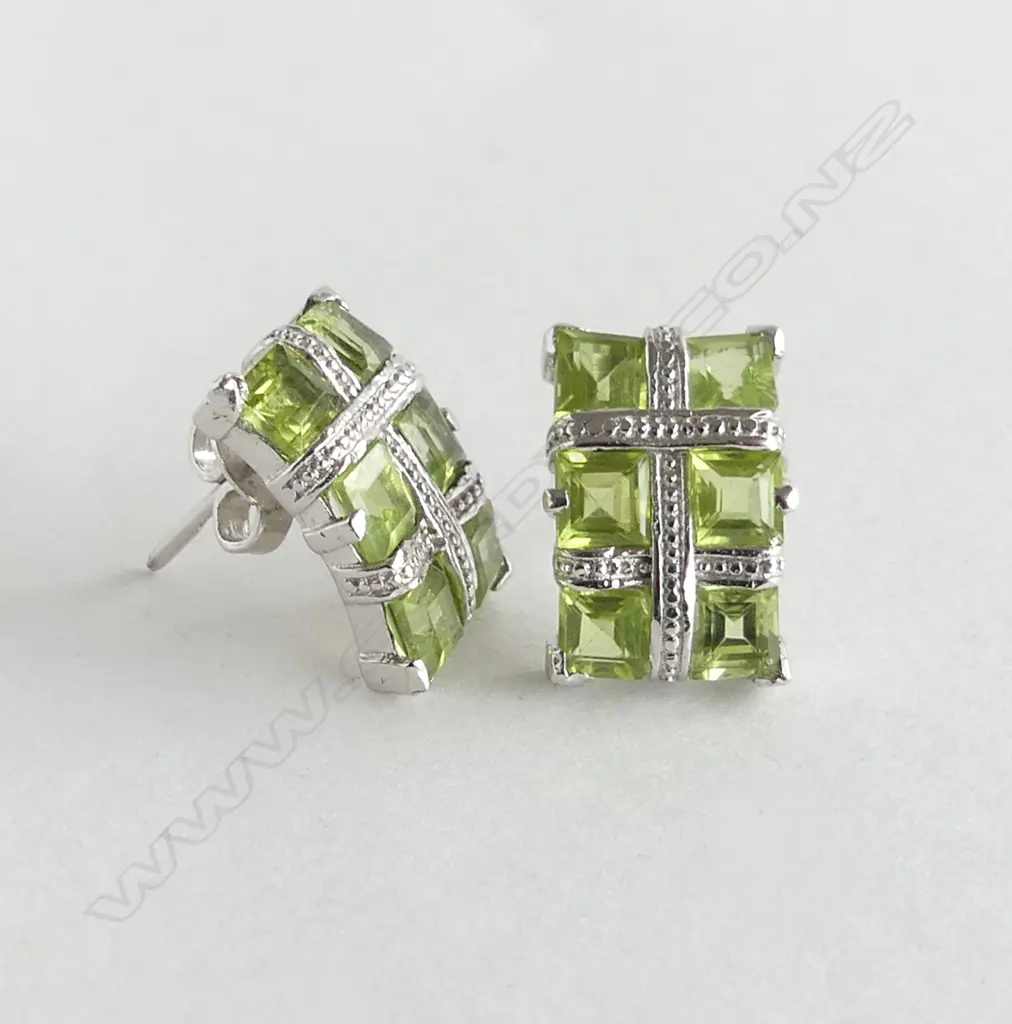 **RTV** SILVER SET PERIDOT STUDS (NEW) Image 1++