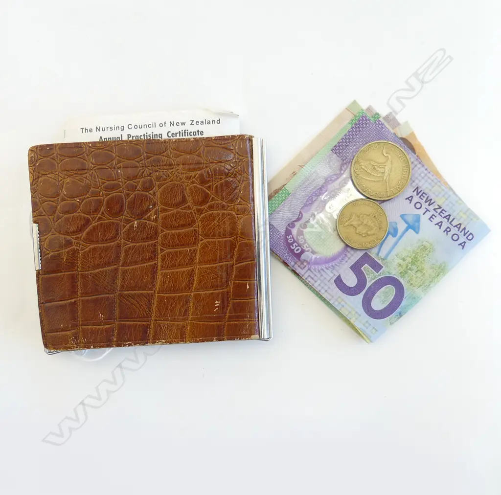 LEATHER CROCODILE TYPE WALLET WITH $173 NZ CASH current notes Image 1++