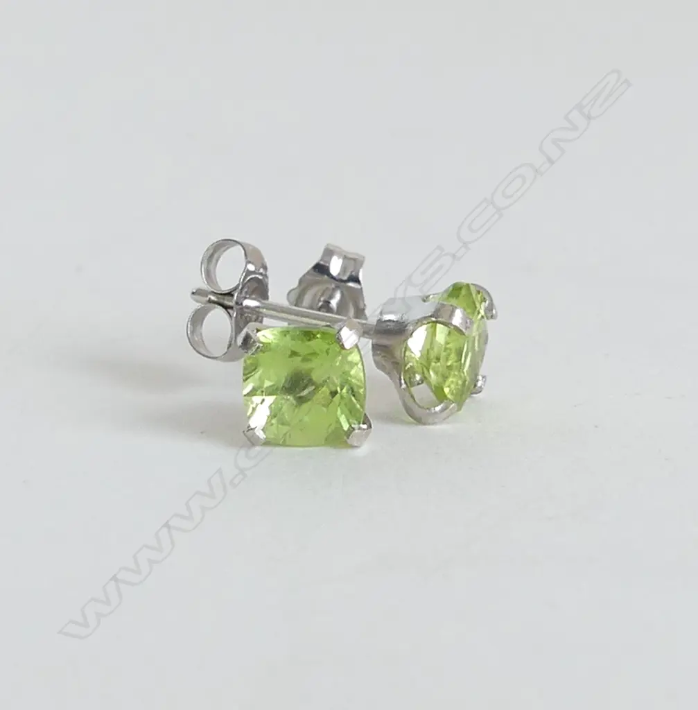 14CT WHITE GOLD AND PERIDOT STUD EARRINGS Image 1++