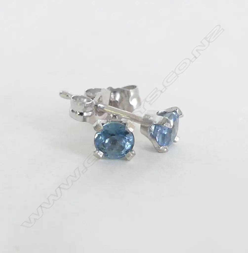 14CT WHITE GOLD AND BLUE SAPPHIRE STUD EARRINGS Image 1++