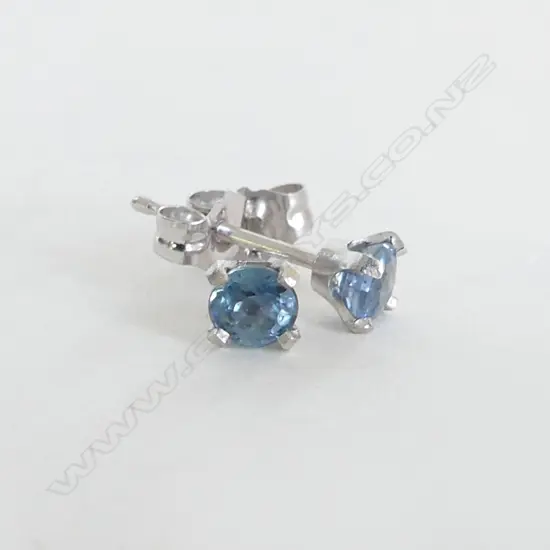 14CT WHITE GOLD AND BLUE SAPPHIRE STUD EARRINGS