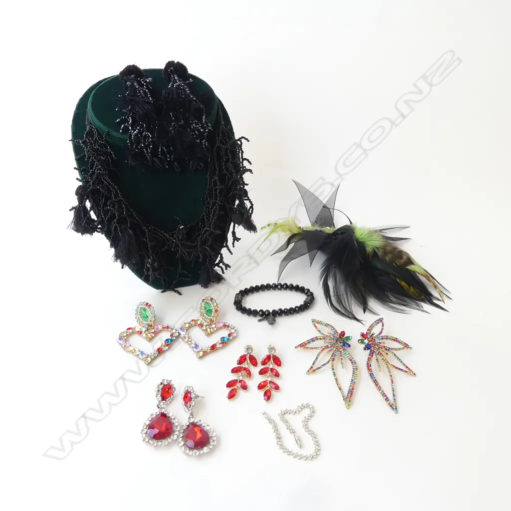 SELECTION OF COSTUME JEWELERY Image 1++