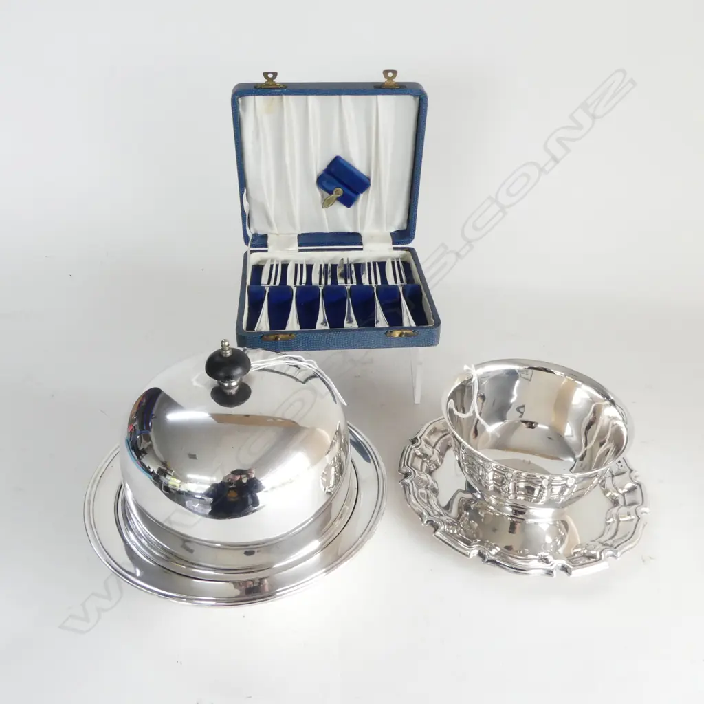 SILVER PLATE CREAM B/S, SILVER LIDDED DISH & 6 BOXED TEASPOONS Image 1++