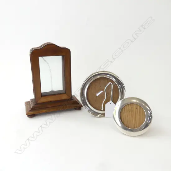 CONCERTINE WOODEN PHOTO FRAME & 2 SILVER CIRCULAR PHOTO FRAMES, BIRM. 1918 & LONDON 1916. LARGEST W.110MM