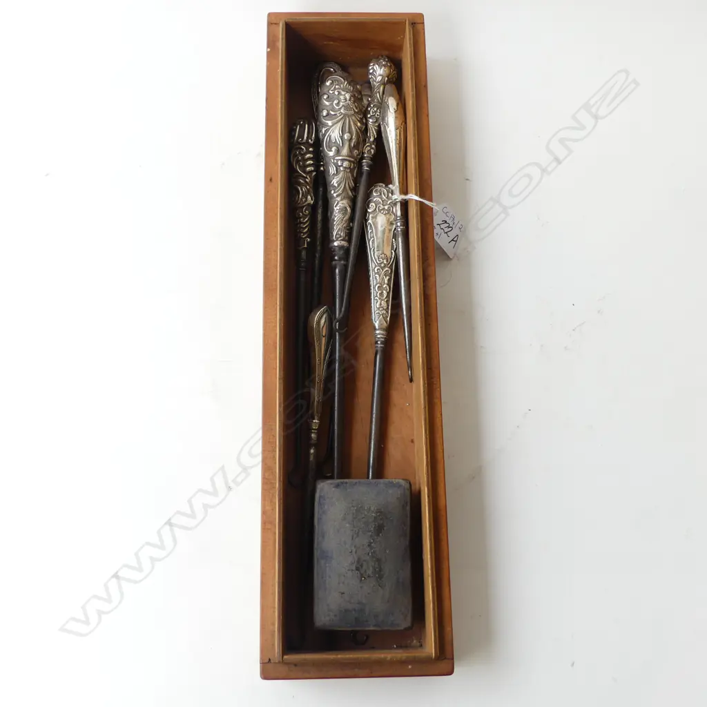 7 ANTIQUE STG HANDLED BUTTON HOOKS + 1 POKER L.355mm + STG BOX W.80mm Image 1++