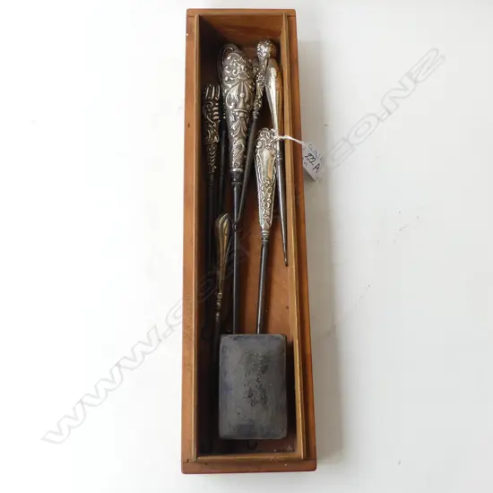 7 ANTIQUE STG HANDLED BUTTON HOOKS + 1 POKER L.355mm + STG BOX W.80mm