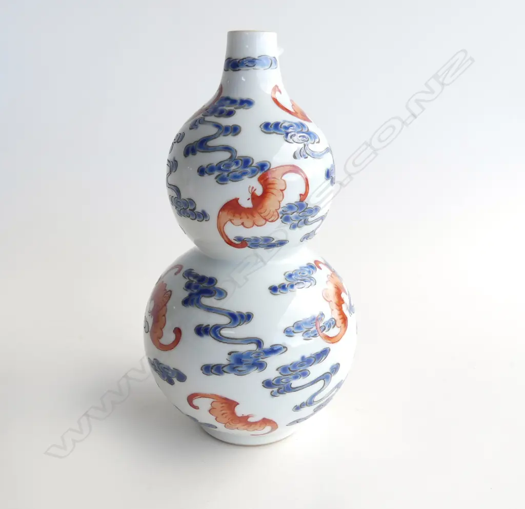 CHINESE DOUBLE GOURD VASE, BAT & CLOUD MOTIFS, H.18mm Image 1++