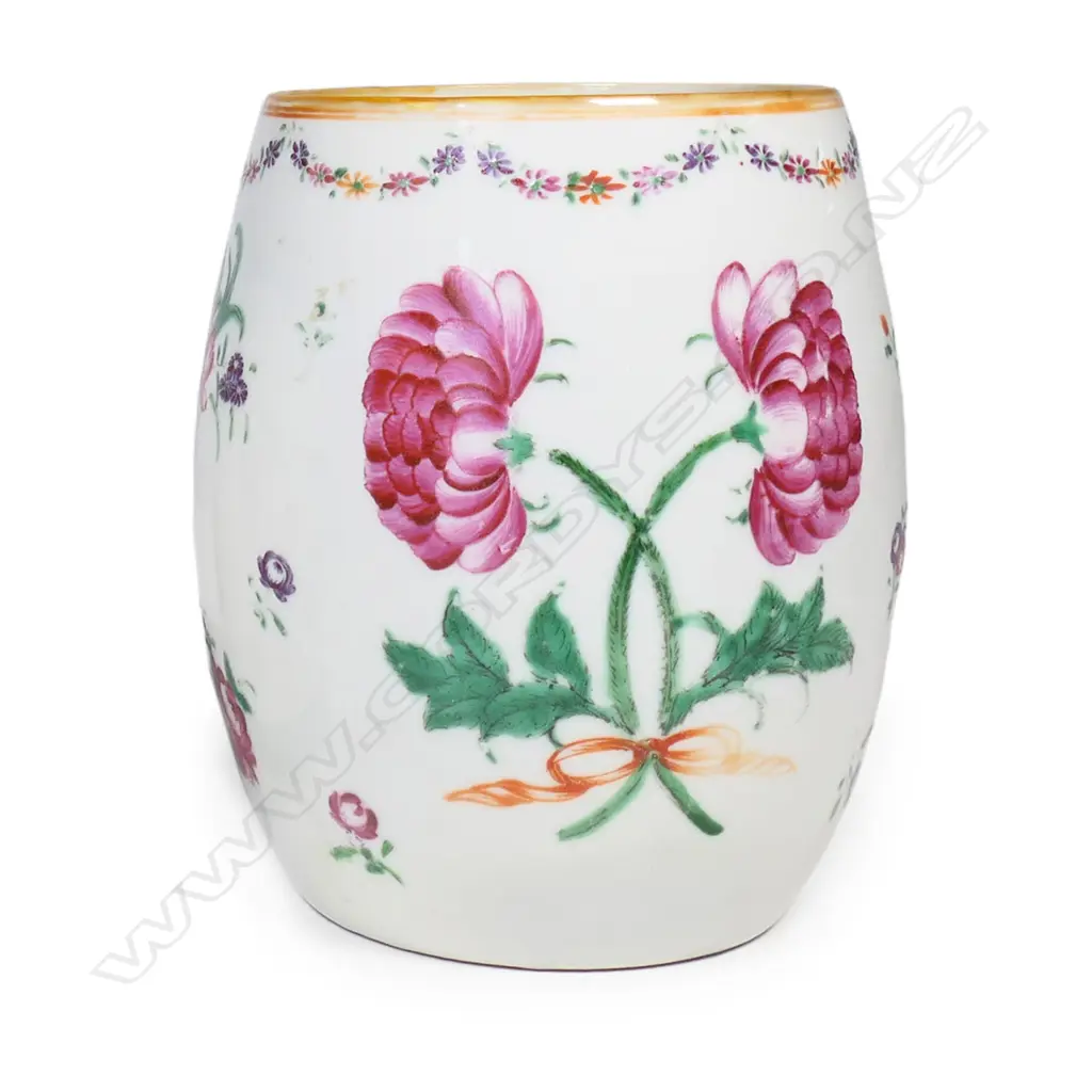 A Chinese Qianlong porcelain barrel form mug, Image 1++