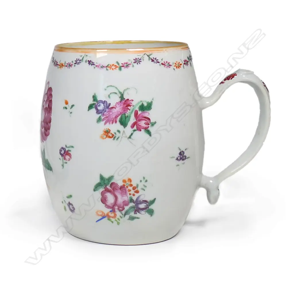 A Chinese Qianlong porcelain barrel form mug, Image 1++