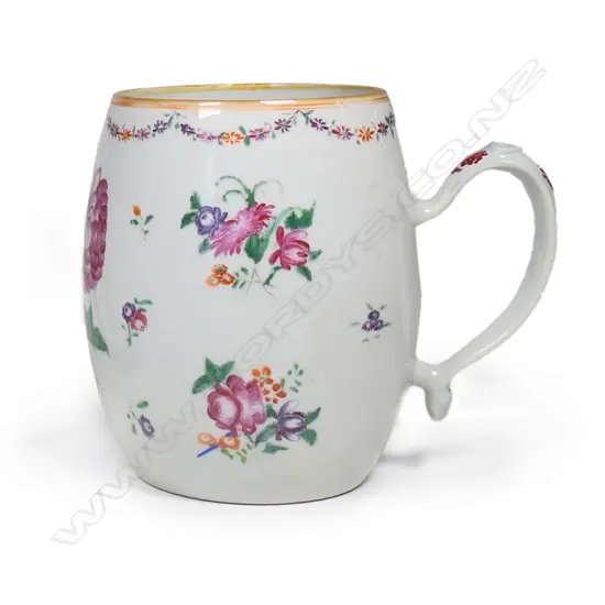 A Chinese Qianlong porcelain barrel form mug,