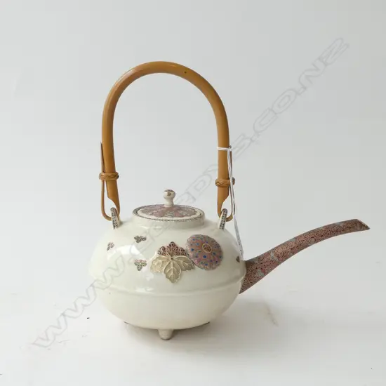 Signed Kinkozan MEIJI JAPNESE SATSUMA POTTERY SAKE POURER BAMBOO HANDLE v. finely decorated marks to base.