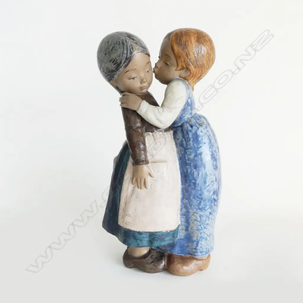 LLARDRO 'THE LITTLE KISS', SIGNED, H.280mm Image 1++