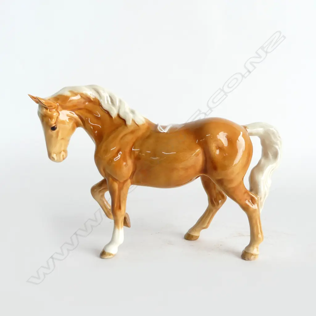 BESWICK HORSE STOCKY JOGGING MARE. H.153mm Image 1++