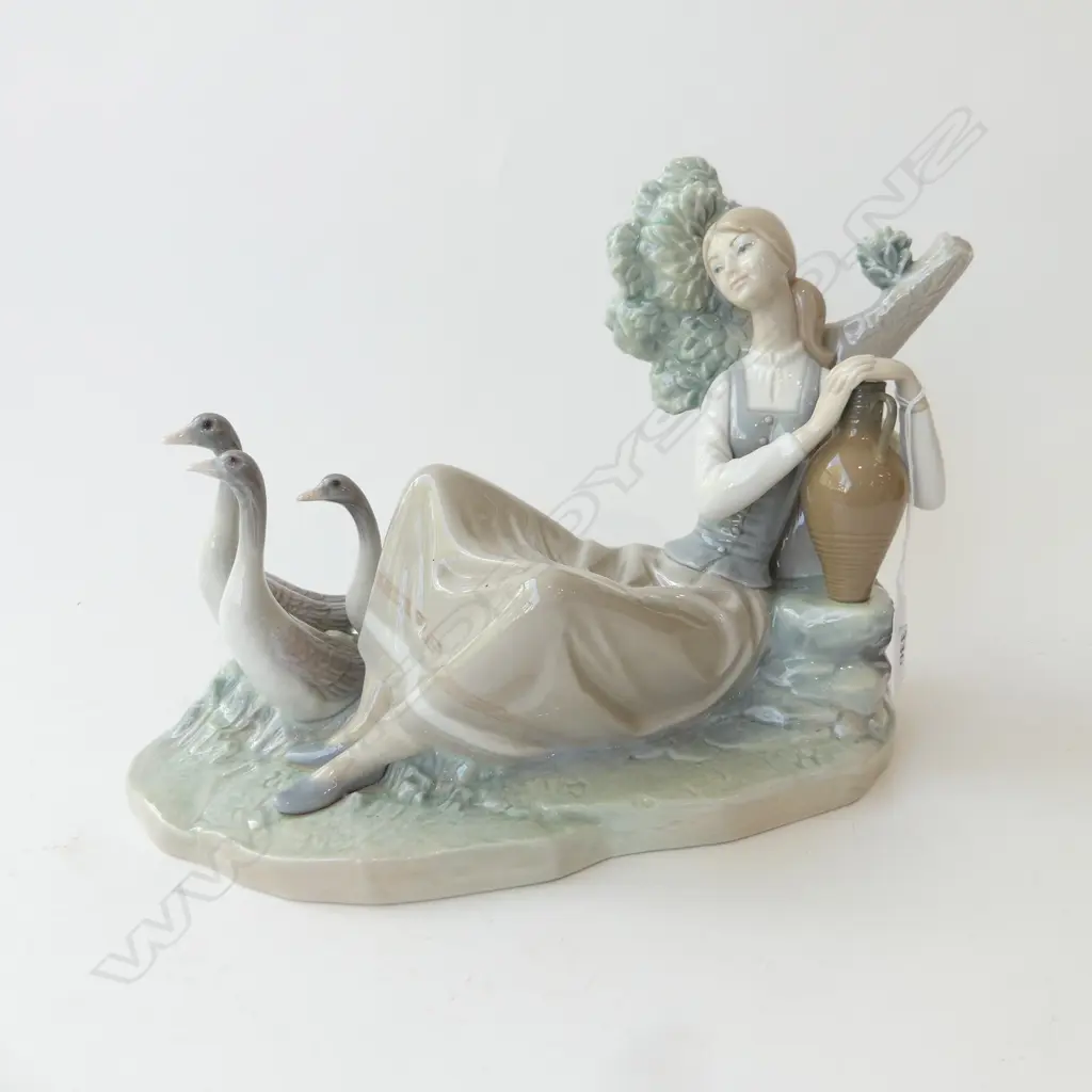 LLADRO WOMAN w. 3 GEESE W.300mm Image 1++