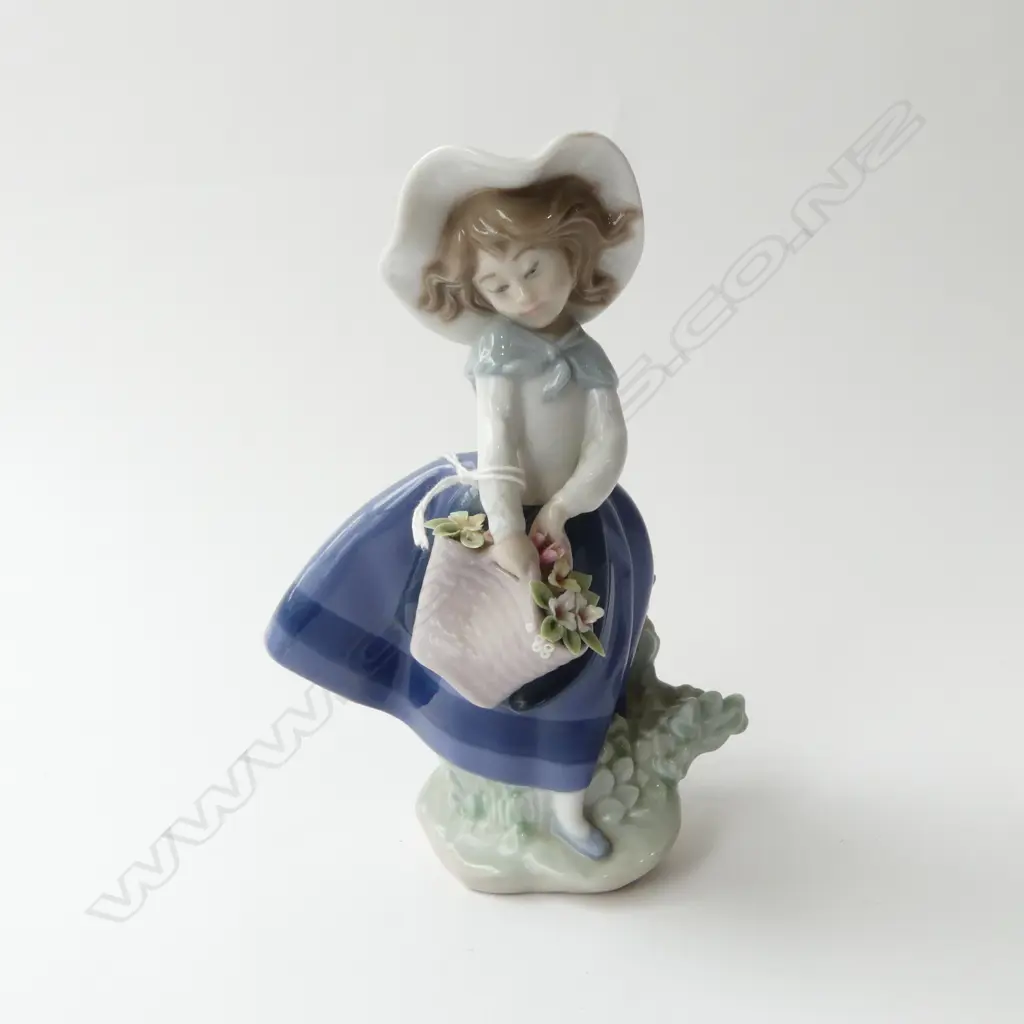 LLADRO GIRL w. FLOWERS H.180mm Image 1++
