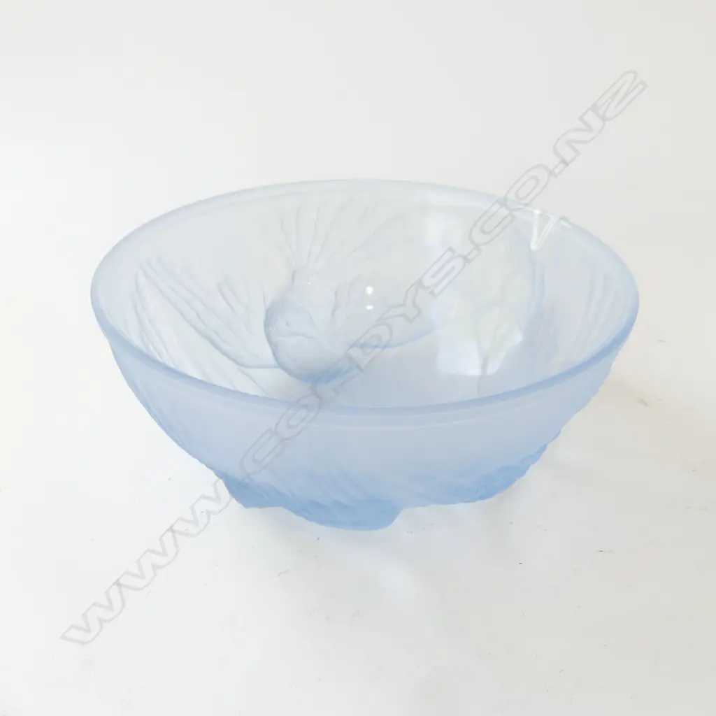 PRESSED BLUE ART GLASS BOWL w. 3 BIRD DESIGN 190mm dia Image 1++