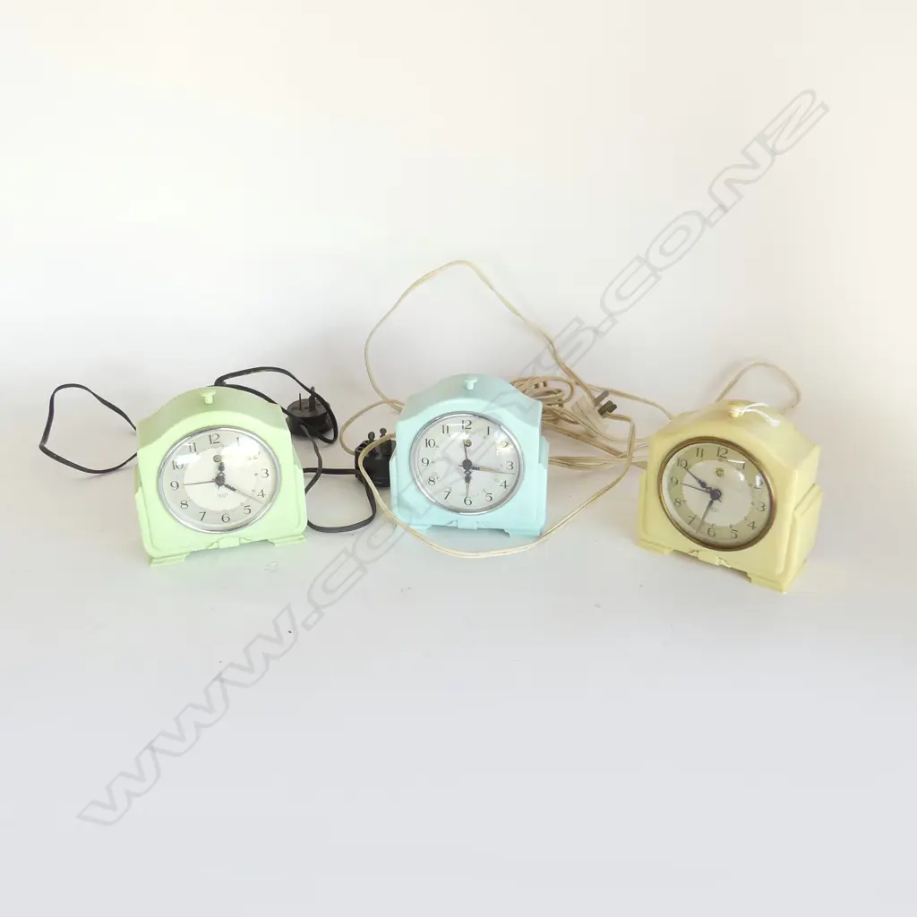 3 VINTAGE SMITHS 'SECTRIC' ALARM CLOCKS H.130mm Image 1++