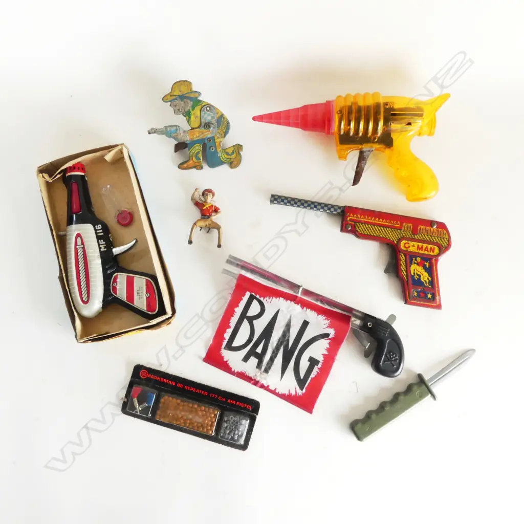 3 VINTAGE TOY GUNS, A SURPRISE 'BANG GUN' & 2 COWBOYS Image 1++