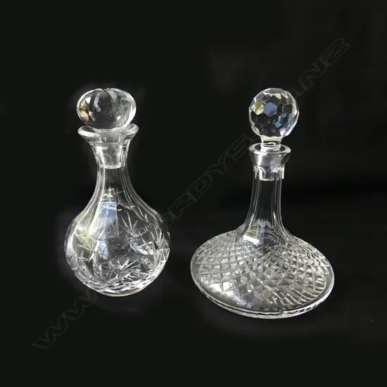 2 CRYSTAL DECANTERS H.250mm