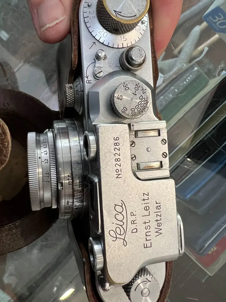VINTAGE LEICA CAMERA IN LEATHER CASE + SB001 VIEWFINDER Image 1++