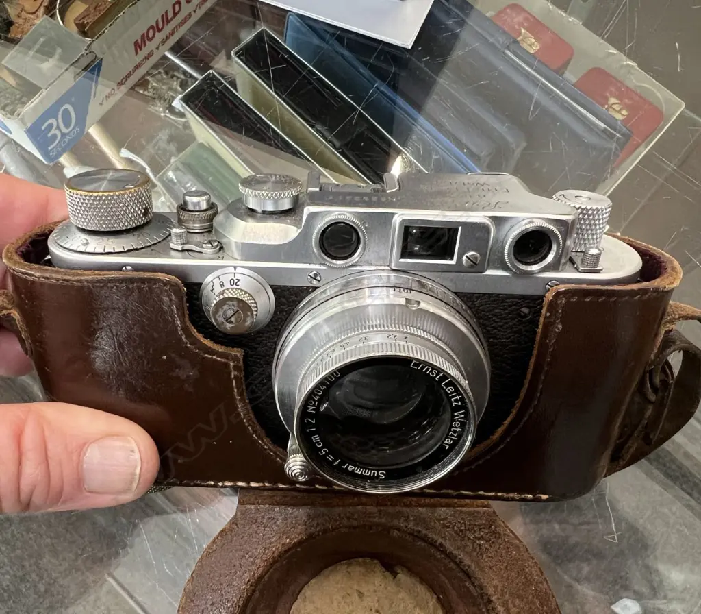 VINTAGE LEICA CAMERA IN LEATHER CASE + SB001 VIEWFINDER Image 1++