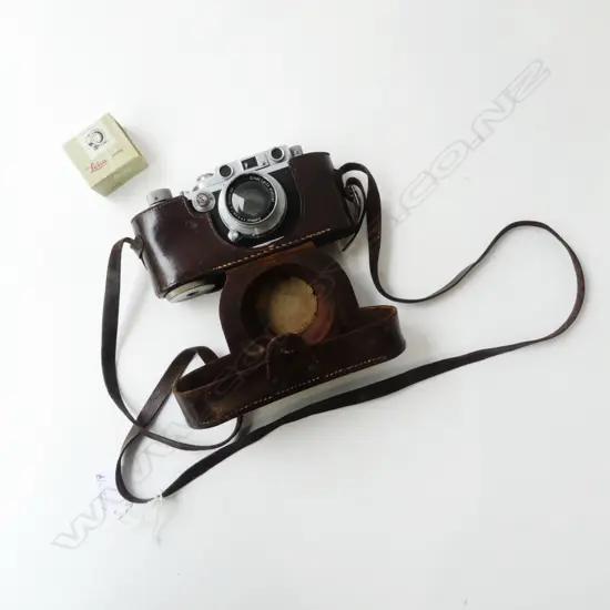 VINTAGE LEICA CAMERA IN LEATHER CASE + SB001 VIEWFINDER
