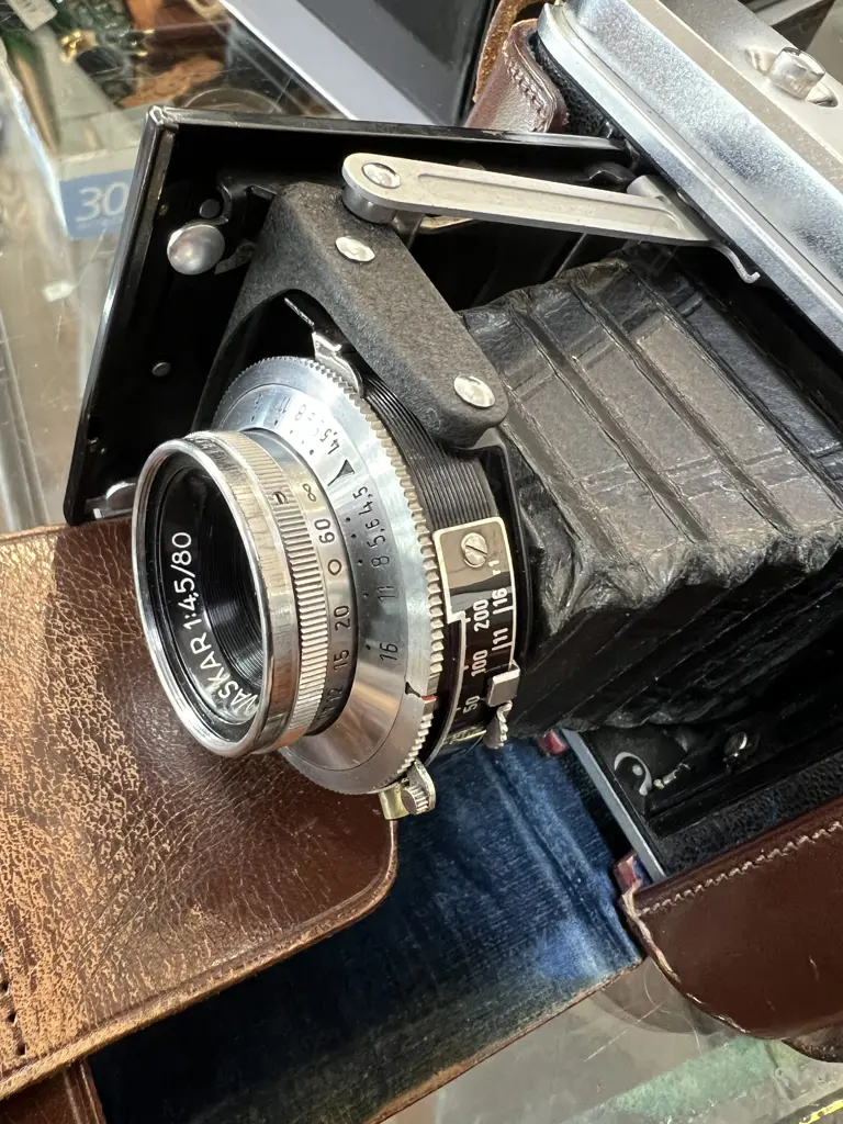 VOIGTLANDER CAMERA, CASED Image 1++