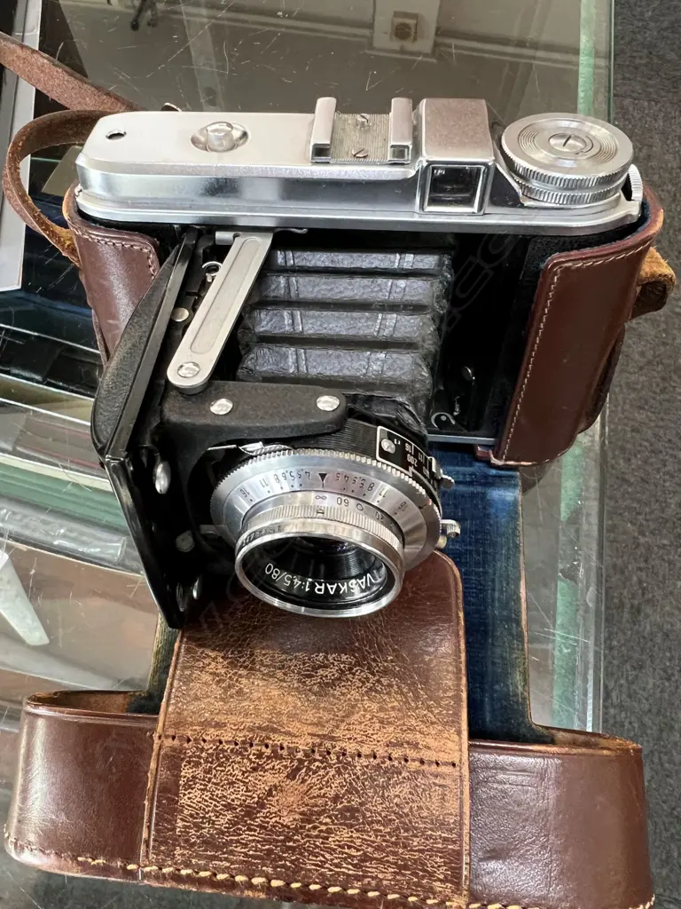 VOIGTLANDER CAMERA, CASED Image 1++