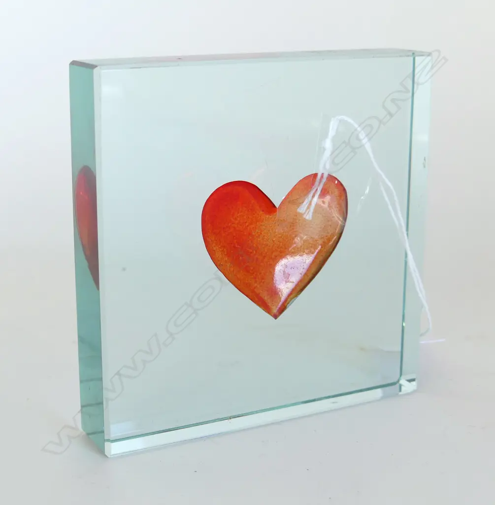PAPERWEIGHT WITH RED HEART 10CM SQUARE Image 1++