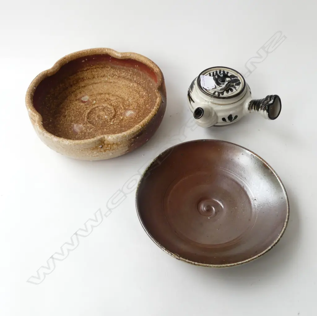 3 PCES JAPANESE POTTERY; 2 BOWLS, 1 SHIGARAKI 250mm dia + TEAPOT Image 1++