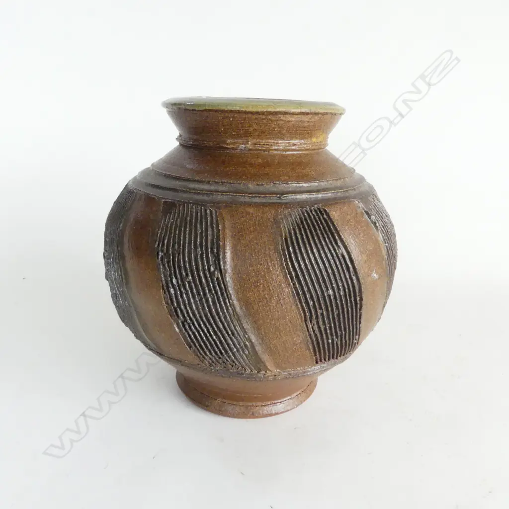 BARRY HOCKENHULL NZ POTTERY VASE INCISED H.170mm Image 1++