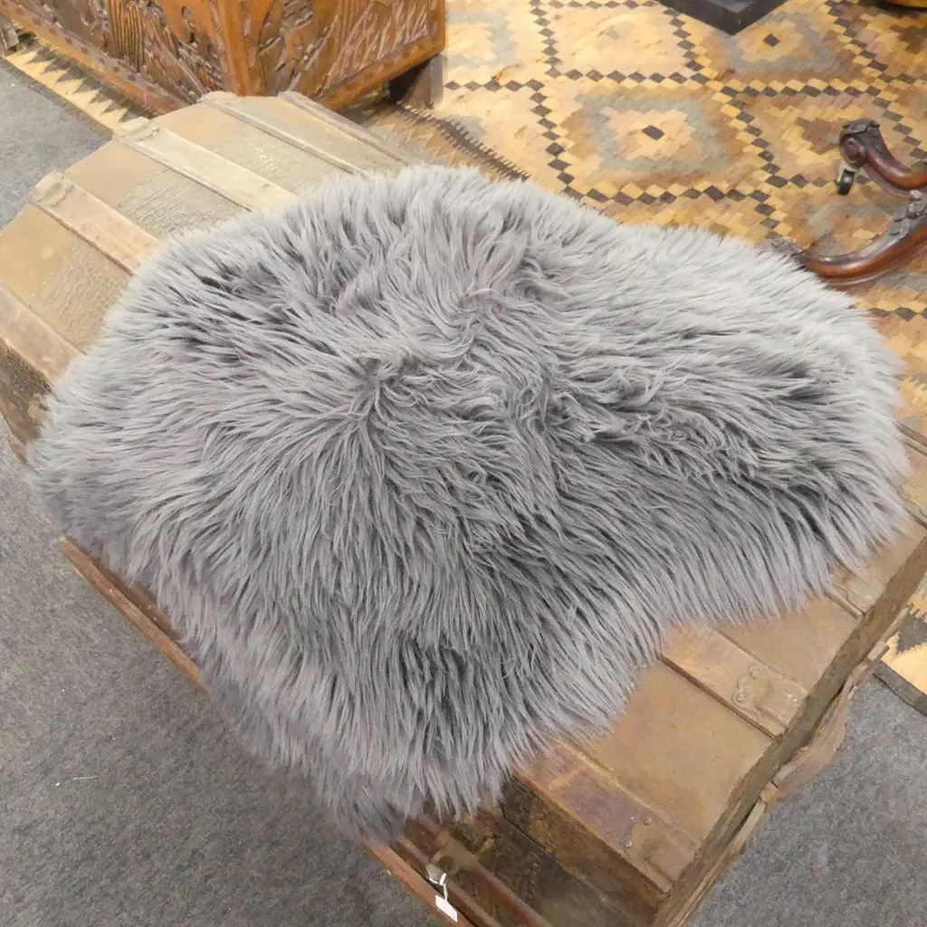 GREY SYNTHETIC SHEEP'S WOOL RUG, L.900mm Image 1++