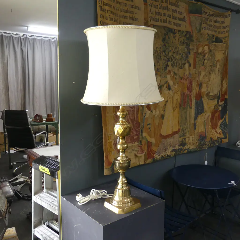 LG TABLE LAMP, POLISHED BRASS STAND H.1070mm Image 1++