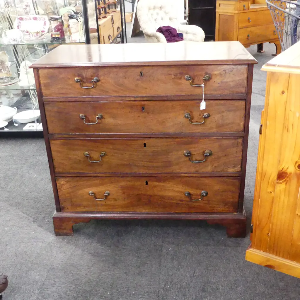 A Georgian mahogany four drawer chest, Image 1++