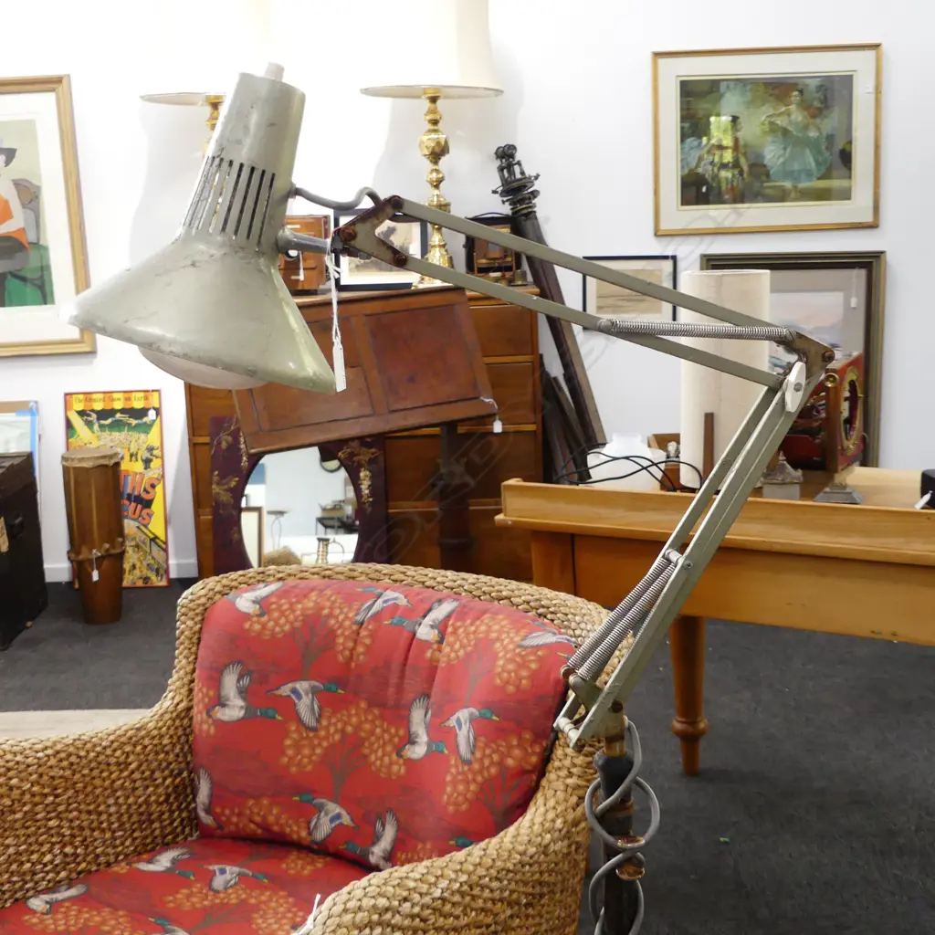 INDUSTRIAL STYLE SUPERLUX LAMP ON WHEELED BASE Image 1++
