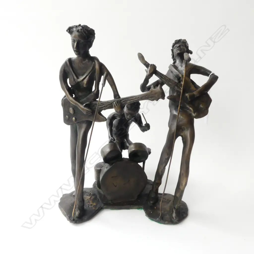 NZ BRONZE, THE BAND H.330mm Image 1++