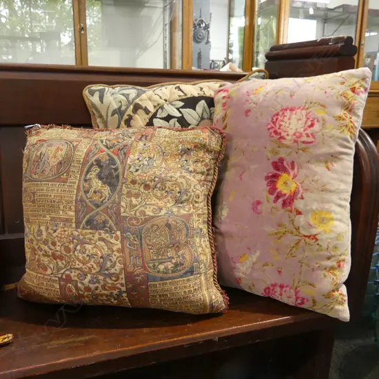 3 CUSHIONS 1 AF
